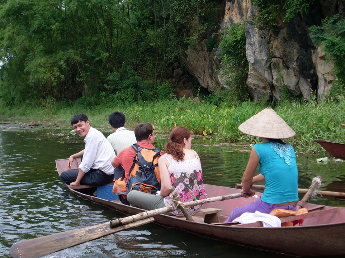 đi thuyền trên dòng suối yến.jpg