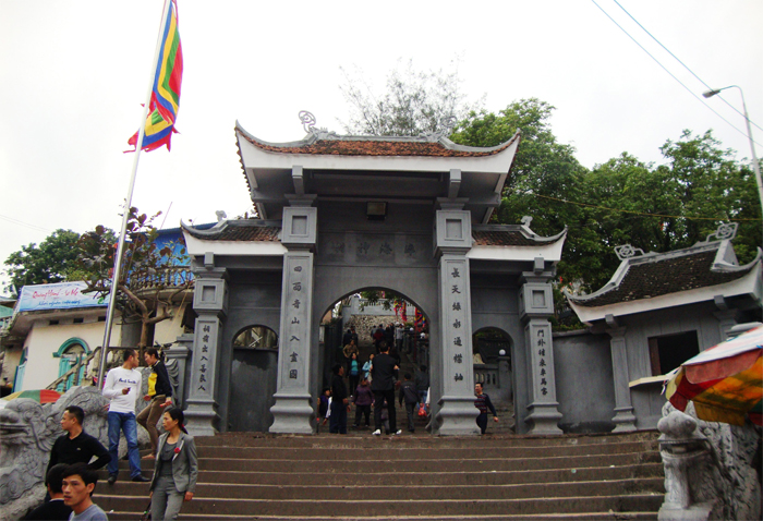 Viếng thăm đền Cửa Ông