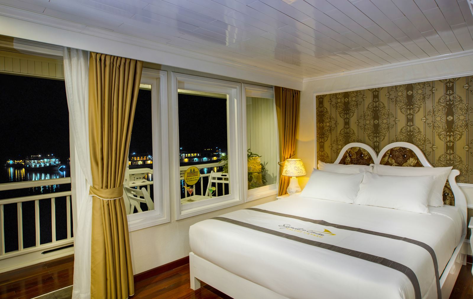 Phòng ngủ trên du thuyền 5 sao Hạ Long Signature cruise