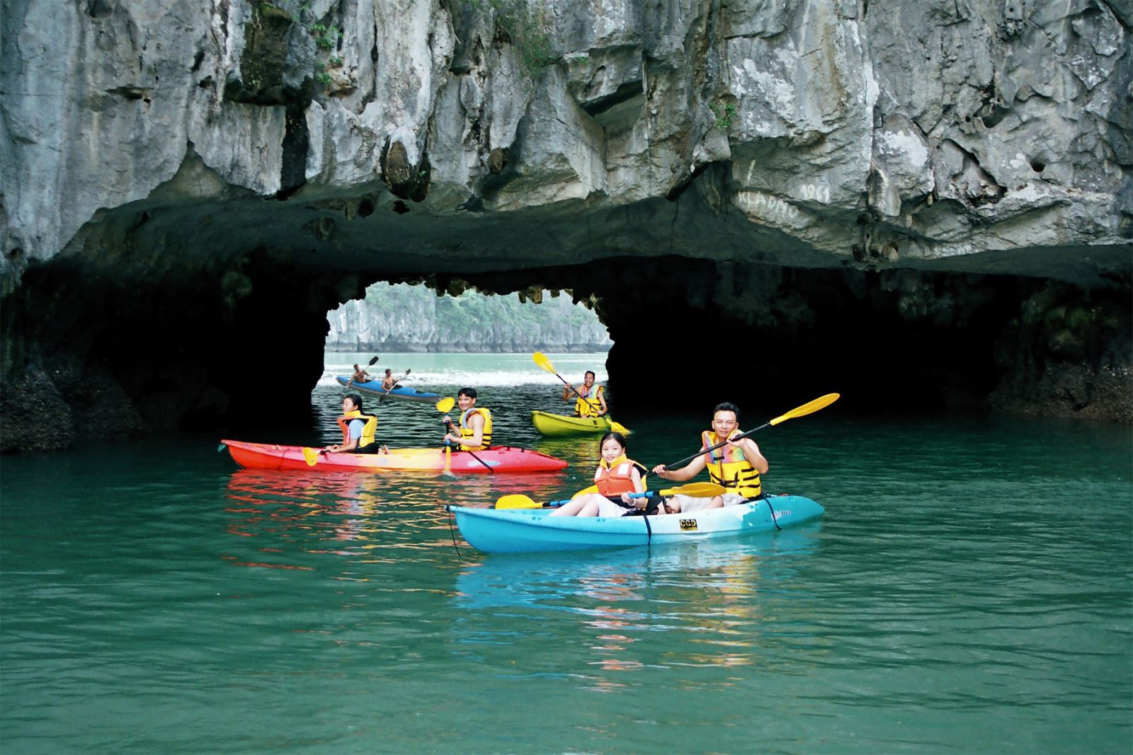 Hang Luồn Hạ Long.jpg Chèo thuyền kayaking thăm hang Luồn.jpg