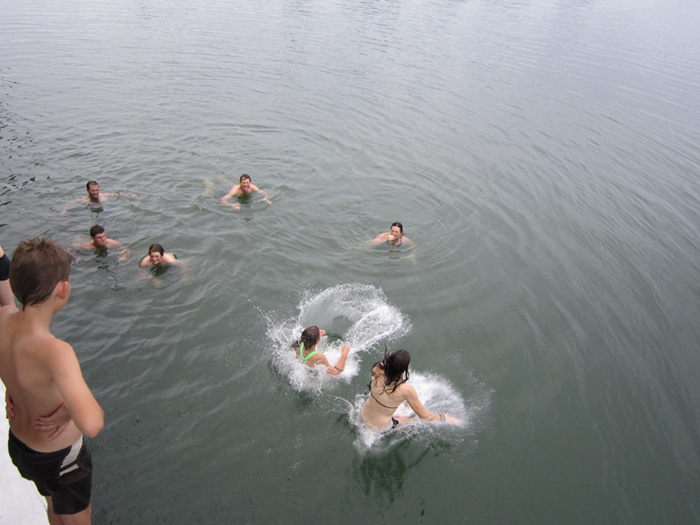 Tắm biển trên vịnh Hạ Long.jpg